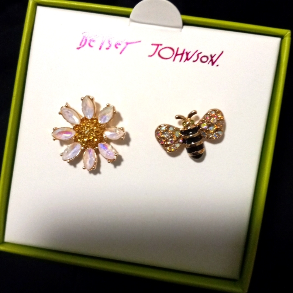 Betsey Johnson Spring Mismatch Daisy Flower Bee Earrings